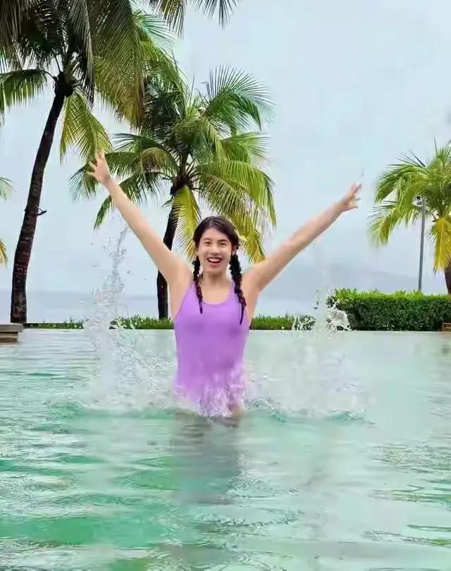 泳坛“女神”张雨霏，肤白貌美大长腿：写真欣赏。