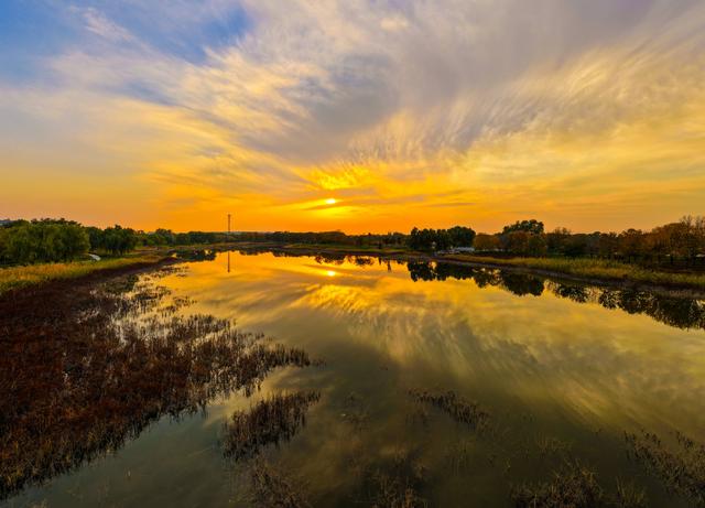 晚霞映照下的宁阳洸河湿地公园