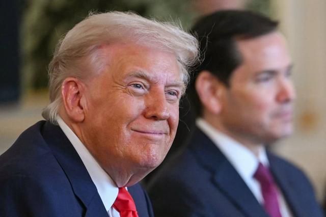 特朗普早早到场	，与中方谈完100分钟后，亲自把中方领导人送上车