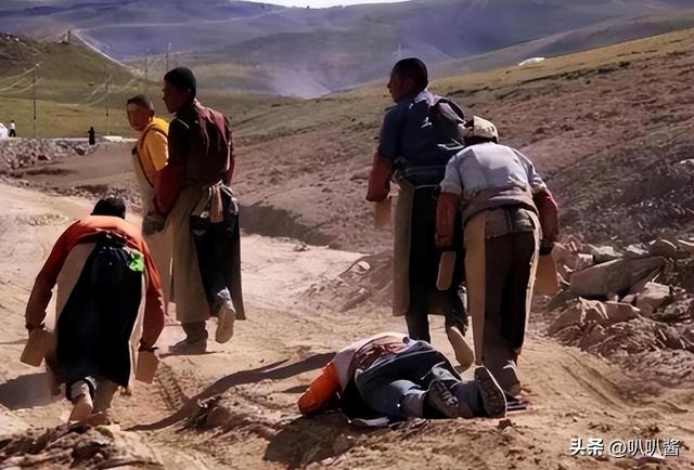他用八年时间徒步走到拉萨，七步一叩首，7400里，竟磕出“天眼”