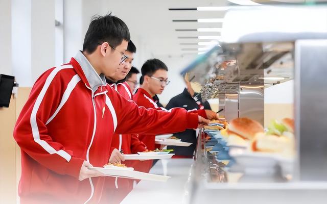 北京下了死命令	，2027年底前，所有中小学必须告别“校外配餐”