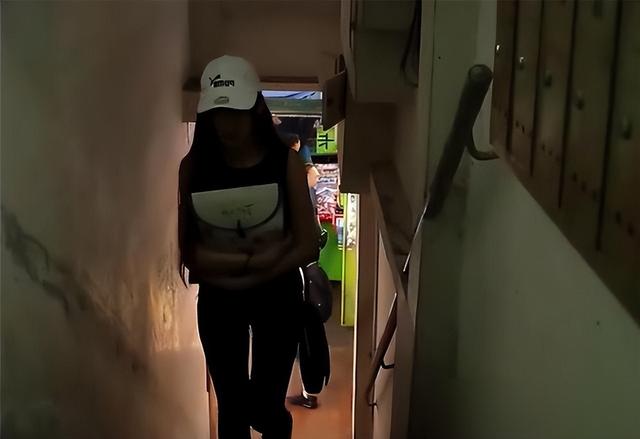 香港一女姑娘火了,蜗居6㎡小屋,月租仅7k,那叫一个岁月静好
