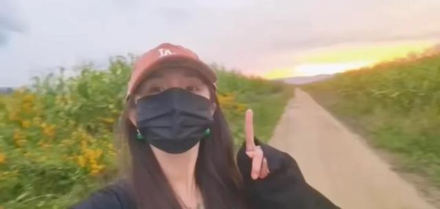 杨幂去延吉旅行，她站在玉米地里拍照，她还去了抗日博物馆！