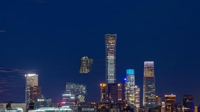 神舟二十一号过北京！掠月瞬间，爱好者蹲守拍到了！