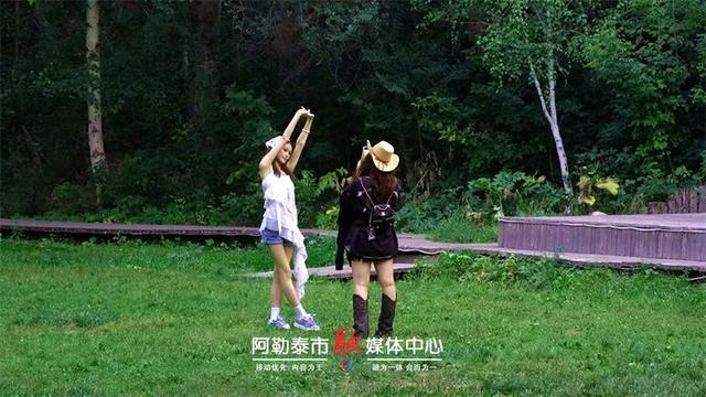 阿勒泰市22℃清凉！ “一湖一林”获赞天然空调