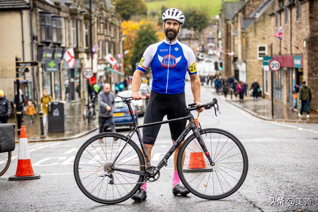 众多中国自行车与零件：英国爬坡锦标赛上有趣的器材