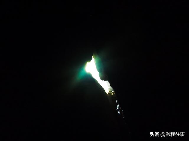 一个洞内烟云氤氲的躲匪洞，一个白练如幕的暗河瀑布