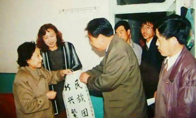 溥仪亲妹妹，活到2004年，临终前说了句溥仪一辈子都不敢说的话