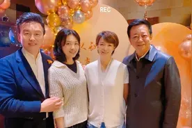 时隔8年，央视最强双子星董卿和周涛再度同框，旁边的朱军也老了图片