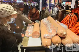 辽宁沈阳：超大香肠亮相超市图片