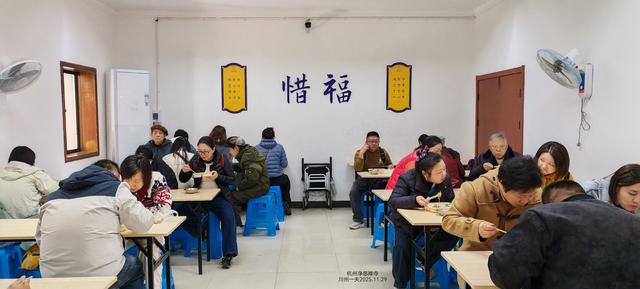 我在杭州的净寺吃了斋饭