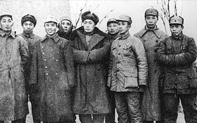 下属请示市委书记唐亮，陈毅来南京如何招待，唐：做川菜，吃大龙