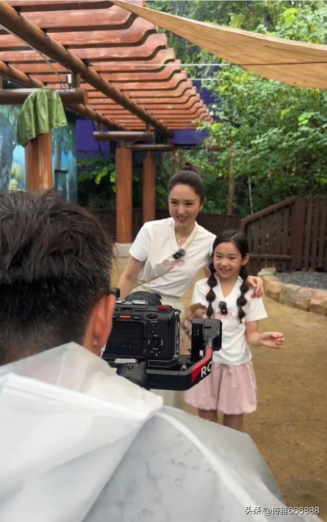 大家快来郑州银基动物王国偶遇董璇和小酒窝，小猴子小老虎好可爱