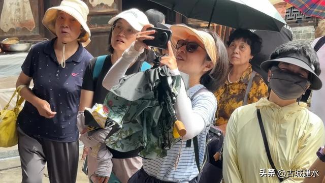 建水双层巴士暑期火爆 古城旅游再添新亮点