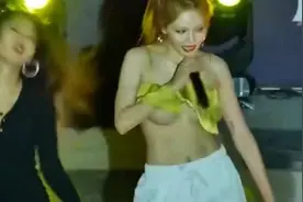 舞台上让人猝不及防瞬间？吴宣仪超短裙热舞，泫雅走光图片