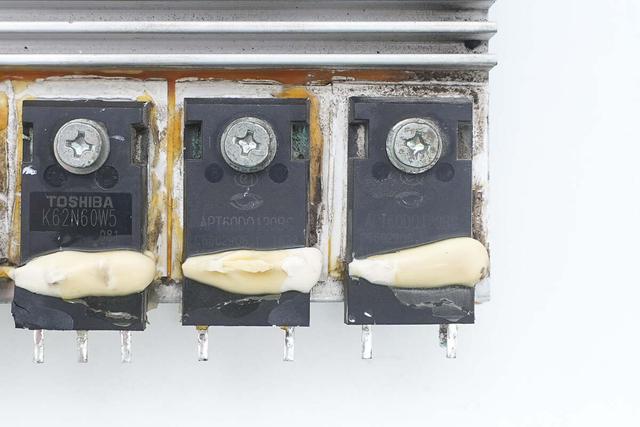 重达18斤的大块头，内部全是灰，麦格米特15kW充电模块拆解
