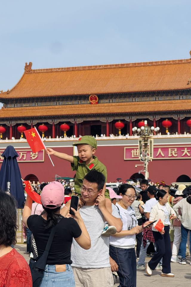 在天安门广场	，为祖国庆生