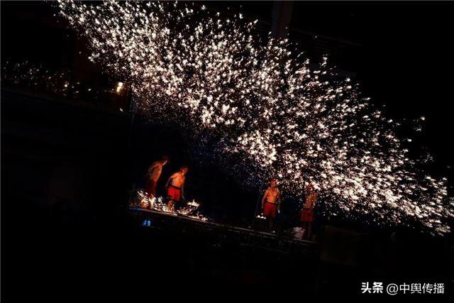 文旅消费再添“王炸”！内江商贸城星光夜市炫彩开街——