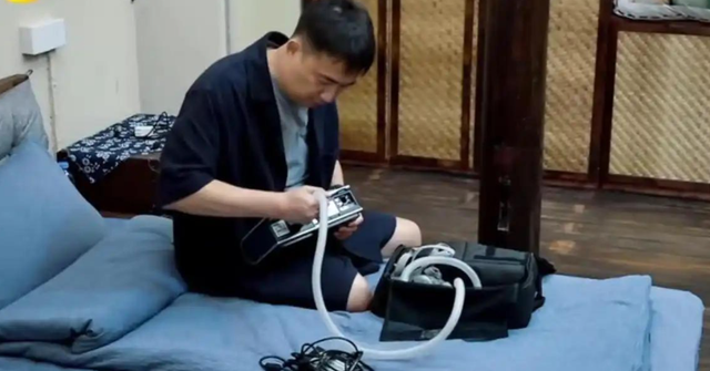 还能活多久？53岁黄磊戴呼吸机才敢睡觉，每天一把药 后事早已交代