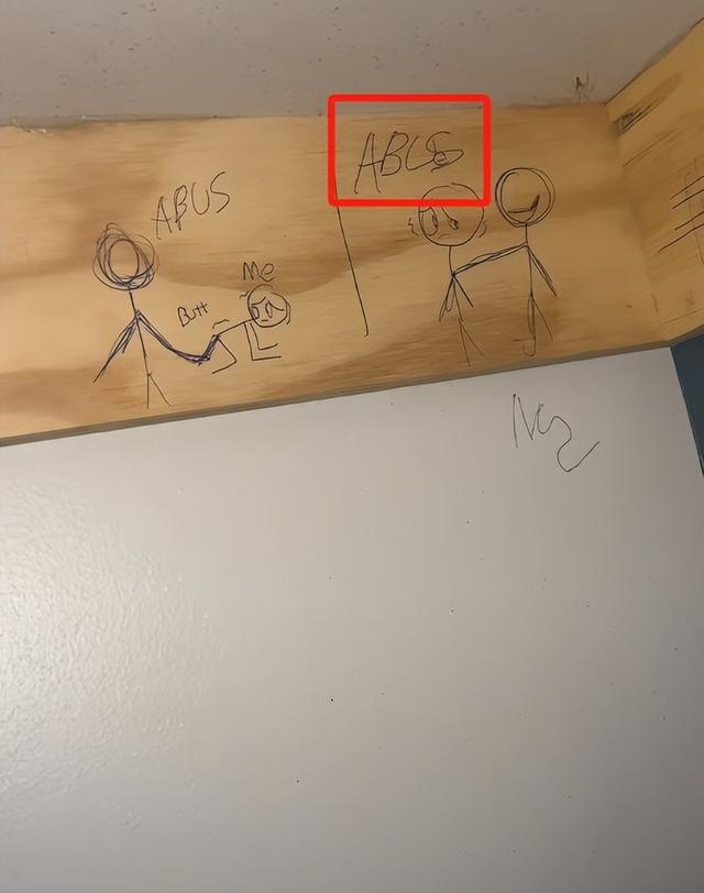 女子住酒店意外发现诡异涂鸦！儿童画的火柴人，是被虐待的绝望