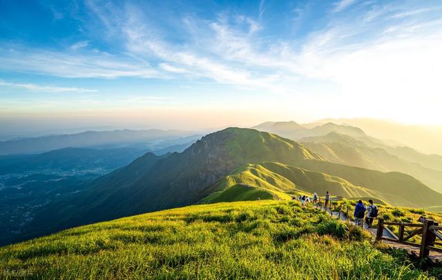 登山杖成“环境负担”，文明旅游不能止于提醒