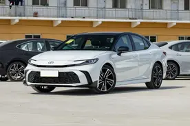 实拍凯美瑞2.0L双擎，油耗4.5L，车长近5米造型运动，家用首选？图片