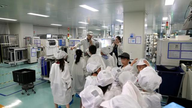 与机器狗互动、操控无人机，南京市同仁小学科创研学太酷了！