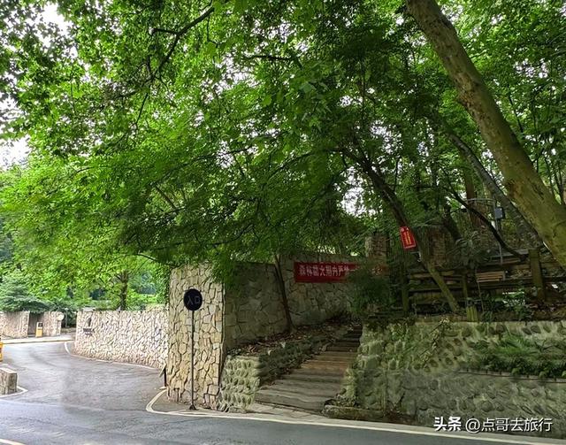成都难得的清凉徒步胜地，在都江堰隔壁，不要门票，超级凉爽。