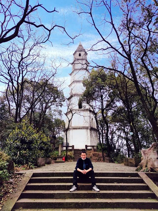 重庆南山有一座荒废庄院，曾是停放棺材的地方，胆小的人不敢靠近