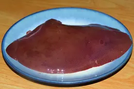 “猪肝清洗”最忌只用清水，等于吃毒素，教你一招，毒素腥味全无图片