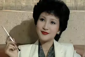 风华绝代的狄波拉，港姐出身嫁给谢贤，离婚30年还与前夫拍全家福图片