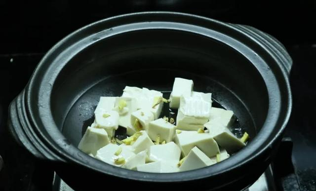 这3种食材一锅焖，天冷就适合吃这道菜，鲜嫩入味；全家都爱吃