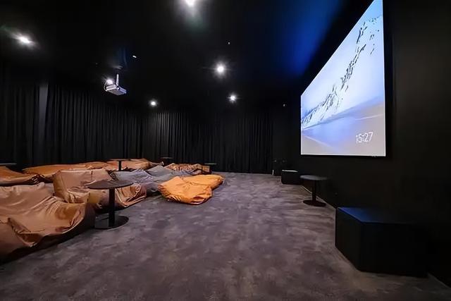 499隔衣服摸胸！私人影院暗藏涉黄：299元起步撕丝袜，还有更过火