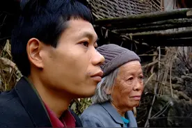 24岁男子娶71岁老太，2人竟相濡以沫16年，妻子临终遗言催人泪下图片