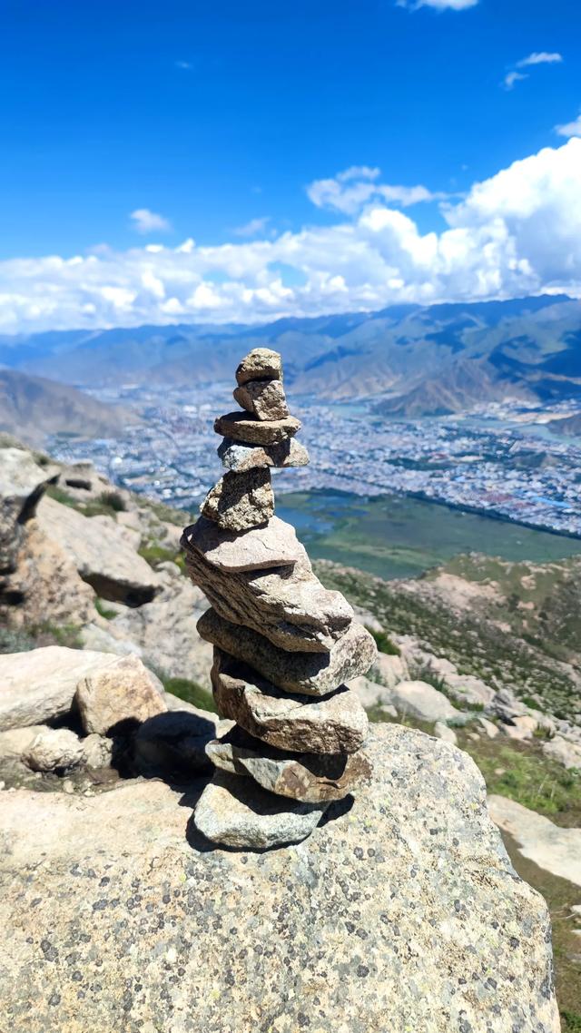 爬拉萨哲蚌寺后山,从海拔3600米到山顶5300米,上下20公里