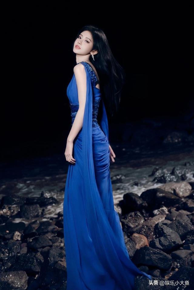 鞠婧祎出席星光大赏活动，黑色露肩长裙配珍珠项链，腰肢纤细好美