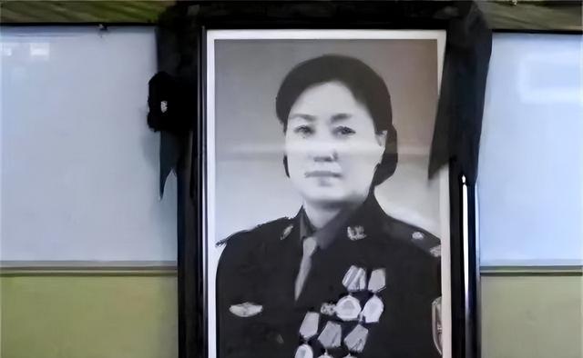 任长霞去世后，丈夫 45 岁与妻子合葬，他们唯一的儿子生活得怎么样