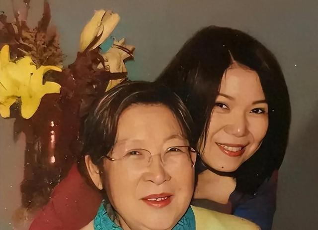 2002年，孔东梅去看望舅婆李立英，却意外得知，外婆曾有一初恋