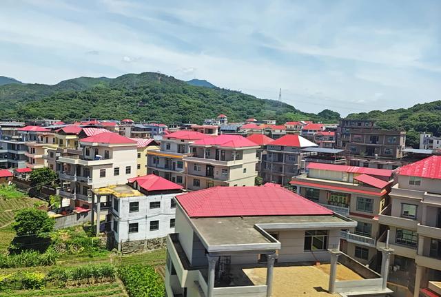 福建省的田园风光竟然如此之美，色彩鲜艳的民居过目难忘