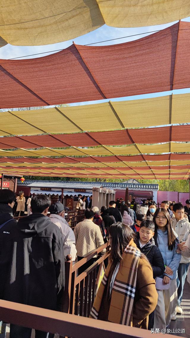 寒冷的冬天挡不住旅客的热情，开封万岁山武侠城客流暴增