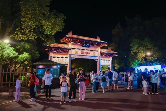 加场！加亮！印象大红袍的夏夜星河！只为，不负每一份奔赴而来的炽热目光！
