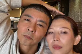 51岁蔡少芬与老公合照不美颜，纹眉痕迹明显，两人越来越有夫妻相图片