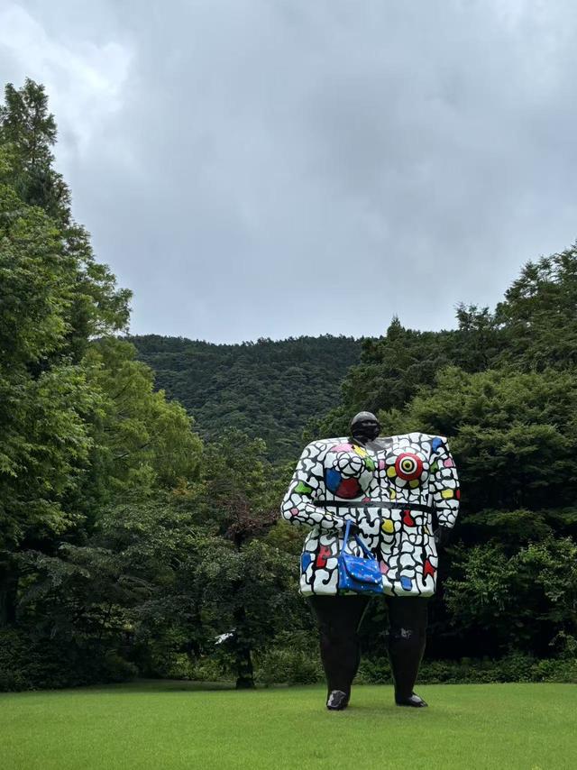雨中游雕刻之森美术馆