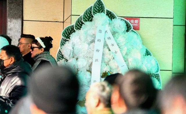 何晴告别仪式临时对外开放，儿子动情追忆：北京初雪为母亲而下