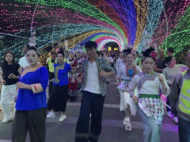 假期结束倒计时！来世界花卉大观园，相约“花火之梦”、苗侗风情巡游！