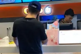张馨予何捷广州被偶遇，何捷买15万一平复式楼，对张馨予一见钟情图片