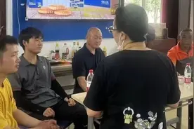 快递小哥扶起摔倒老人……社区如何让新就业群体成为“自家人”图片