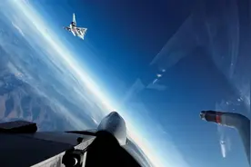 歼-10也挂上霹雳-17,解放军或重新定义空战,外媒：向美日发出信号图片