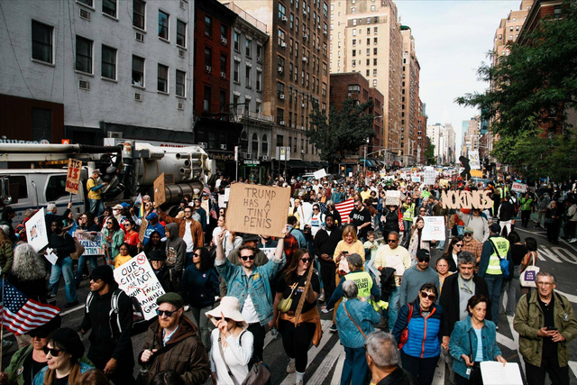 美国重兵围向伊朗	，消费者指数却创12年新低，经济危机无法避免？