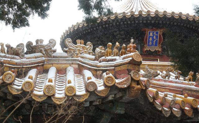 京城初雪拂过紫禁城的每一个角落 故宫红墙金瓦变身童话仙境